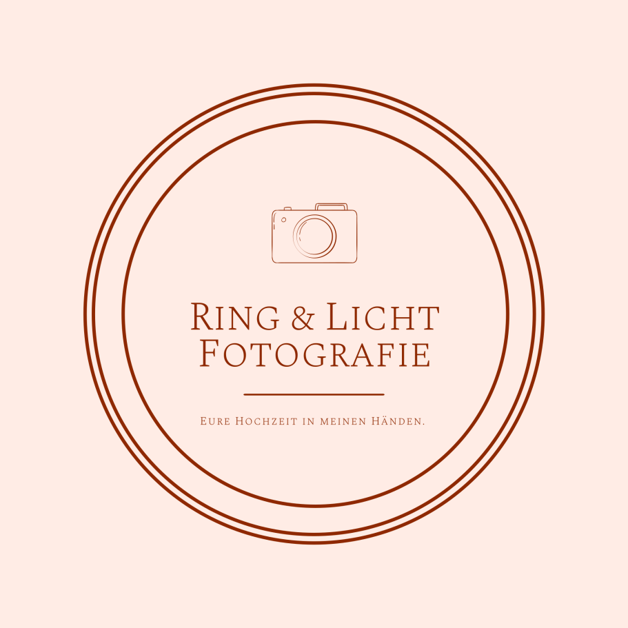 Logo von "Ring & Licht Fotografie" mit Kamerasymbol und stilvollem Design.